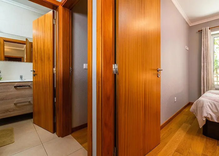 Doors - Ac And Free Parking *